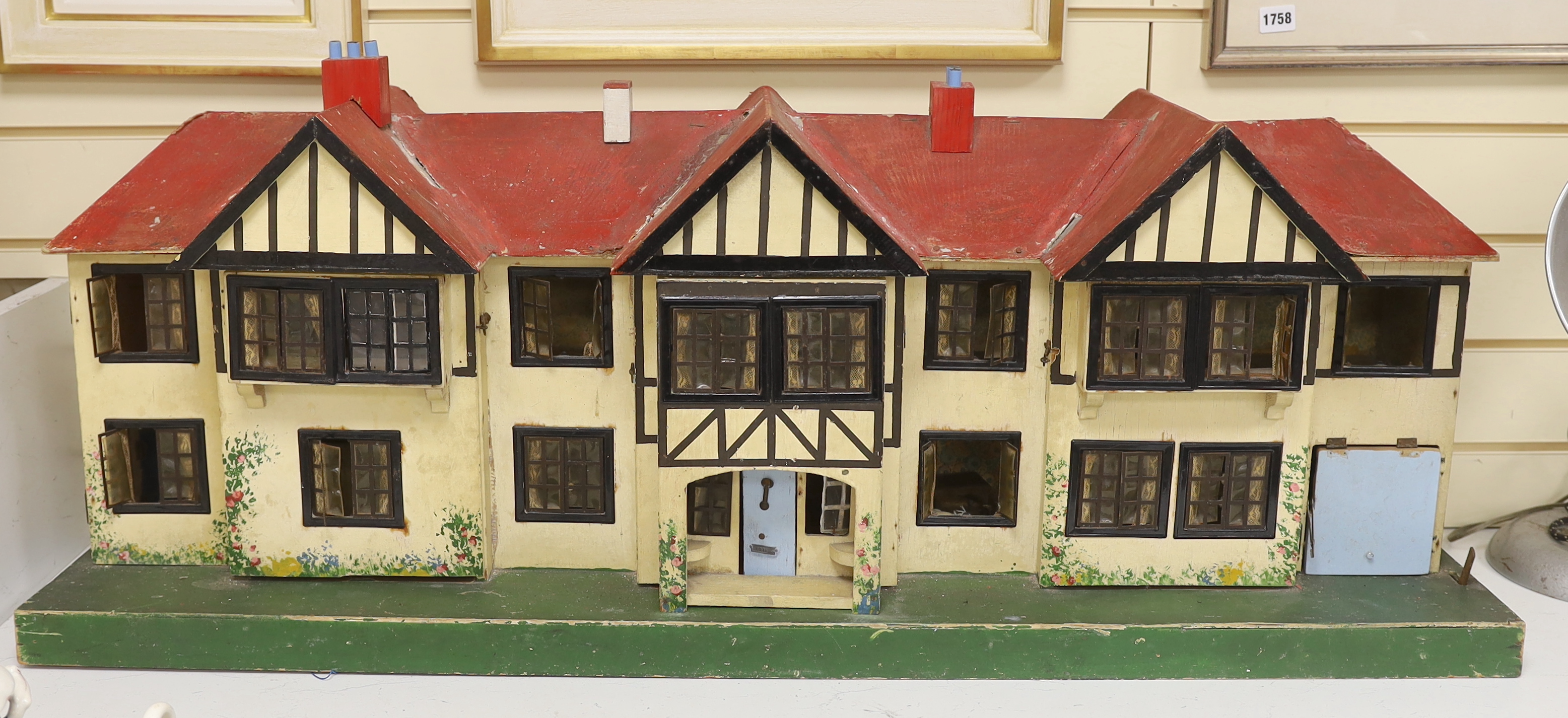 A Triang doll's house, 114cm wide